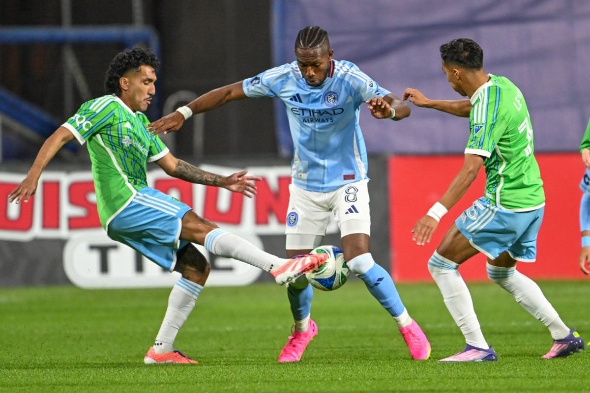 Oct 18, 2025; New York, New York, USA; New York City midfielder Andrés Perea (8) fights for the ball against Seattle Sounders forward Jesús Ferreira (9) and Seattle Sounders midfielder Danny Leyva (75) during the first half at Citi Field. Mandatory Credit: Mark Smith-Imagn Images