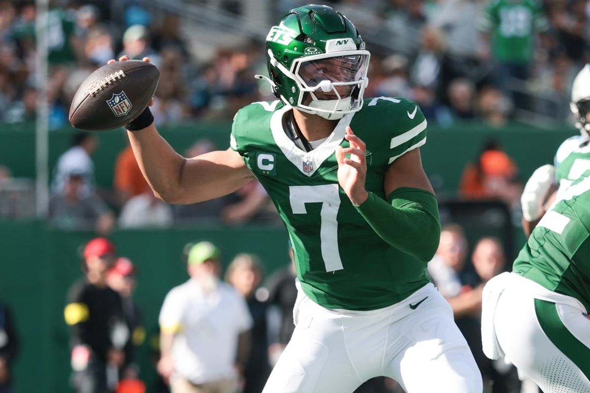 Oct 19, 2025; East Rutherford, New Jersey, USA; New York Jets quarterback Justin Fields (7) looks to get rid of the ball in the second quarter against the Carolina Panthers at MetLife Stadium. Mandatory Credit: Vincent Carchietta-Imagn Images