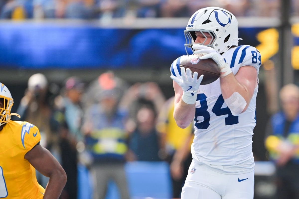 Oct 19, 2025; Inglewood, California, USA; Indianapolis Colts tight end Tyler Warren (84) makes a catch for a touchdown in the first half against the Los Angeles Chargers at SoFi Stadium. Mandatory Credit: Jayne Kamin-Oncea-Imagn Images