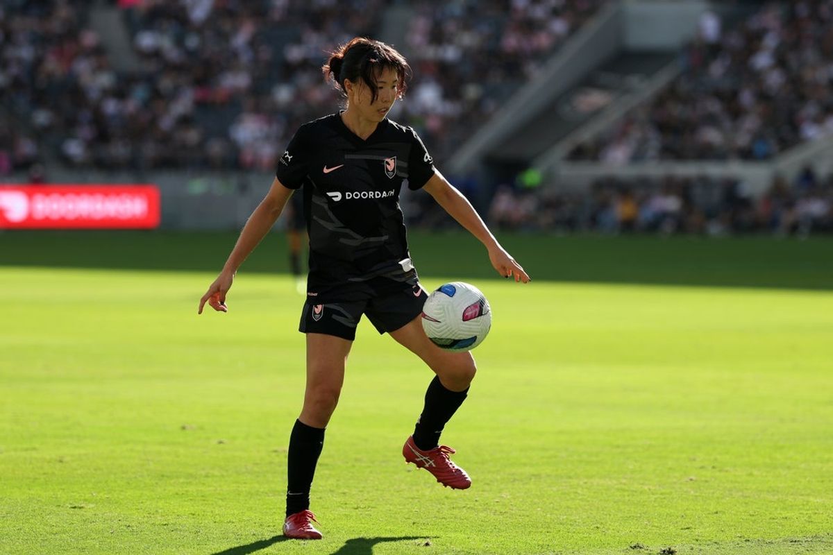 Oct 19, 2025; Los Angeles, California, USA;  Angel City FC midfielder Hina Sugita (7) controls the ball during the second half against Portland Thorns FC at BMO Stadium. Mandatory Credit: Kiyoshi Mio-Imagn Images