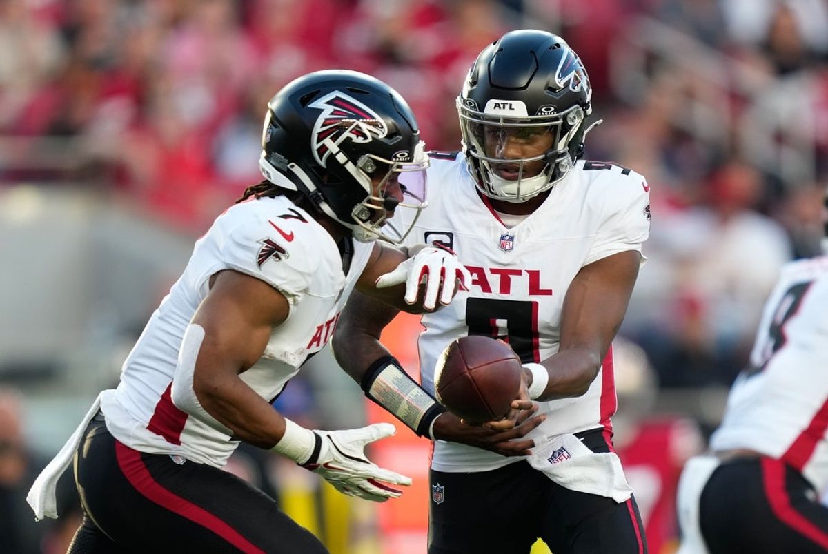 Oct 19, 2025; Santa Clara, California, USA; Atlanta Falcons quarterback Michael Penix Jr. (9) hands the ball off to Atlanta Falcons running back Bijan Robinson (7) during the first quarter against the San Francisco 49ers at Levi's Stadium. Mandatory Credit: Kyle Terada-Imagn Images