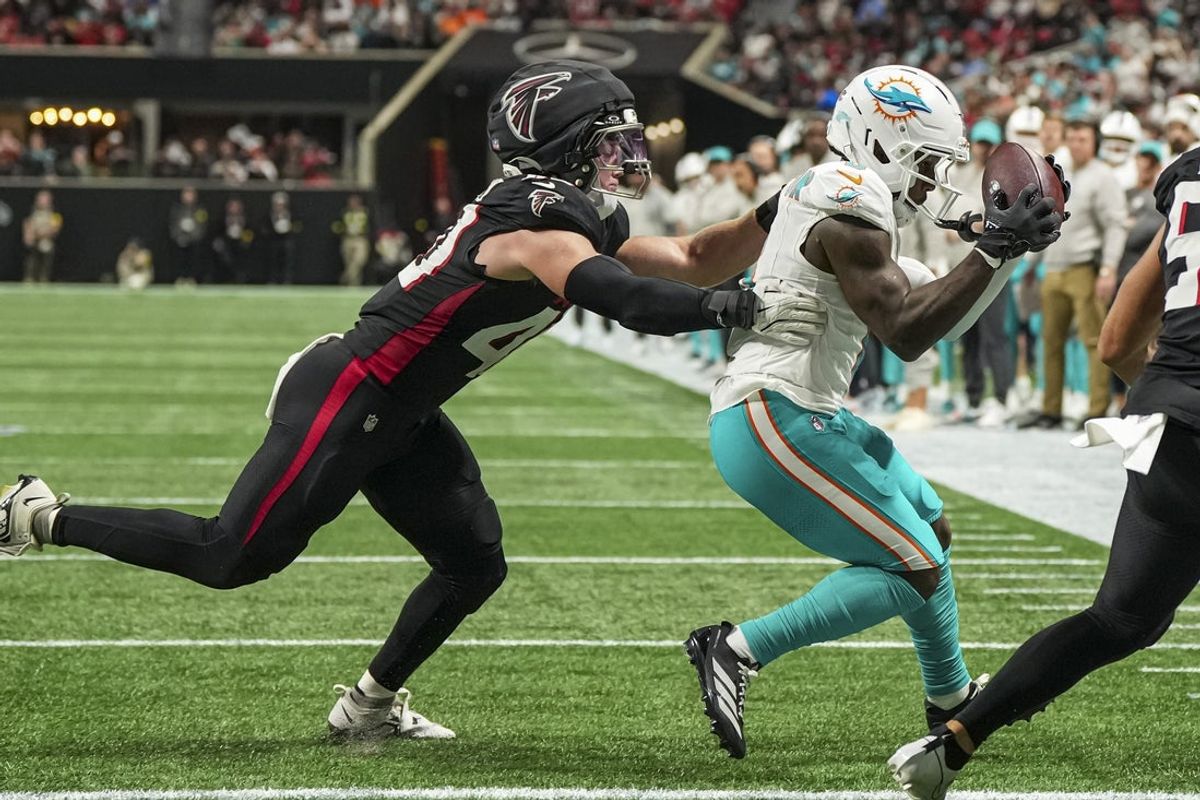 Oct 26, 2025; Atlanta, Georgia, USA; Miami Dolphins wide receiver Malik Washington (6) catches a touchdown pass against Atlanta Falcons linebacker JD Bertrand (40) during the first half at Mercedes-Benz Stadium. Mandatory Credit: Dale Zanine-Imagn Images