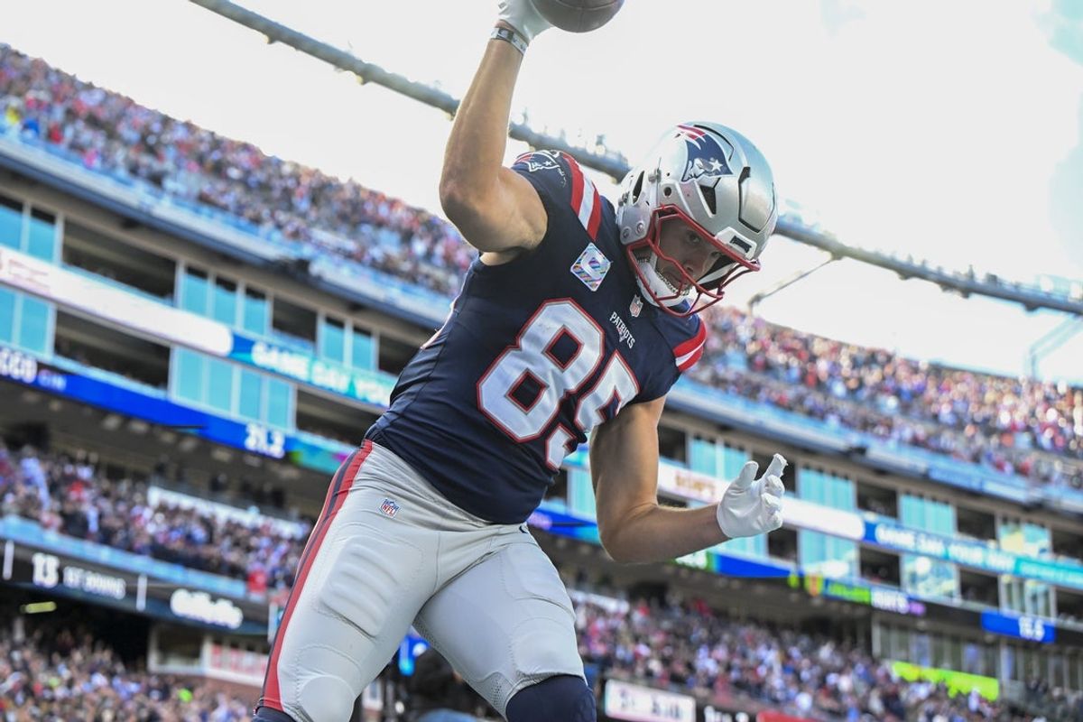 Oct 26, 2025; Foxborough, Massachusetts, USA;  New England Patriots tight end Hunter Henry (85) celebrates scoring a touchdown  during the third quarter against the Cleveland Browns at Gillette Stadium. Mandatory Credit: Brian Fluharty-Imagn Images