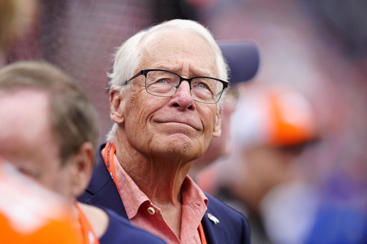 26 de outubro de 2025; Denver, Colorado, EUA; O coproprietário do Denver Broncos, Rob Walton, observa antes do jogo entre o Dallas Cowboys e o Denver Broncos no Lincoln Financial Field. Crédito obrigatório: Ron Chenoy-Imagn Images