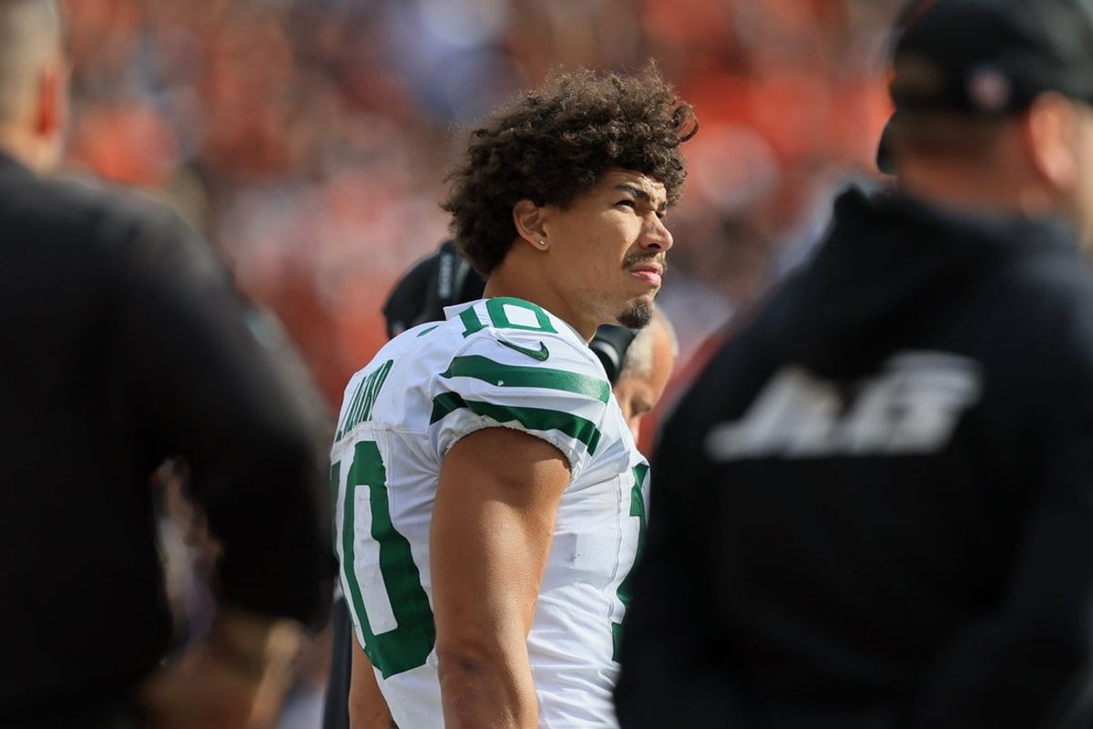 Oct 26, 2025; Cincinnati, Ohio, USA; New York Jets wide receiver Allen Lazard (10) looks on during the fourth quarter at Paycor Stadium. Mandatory Credit: Katie Stratman-Imagn Images