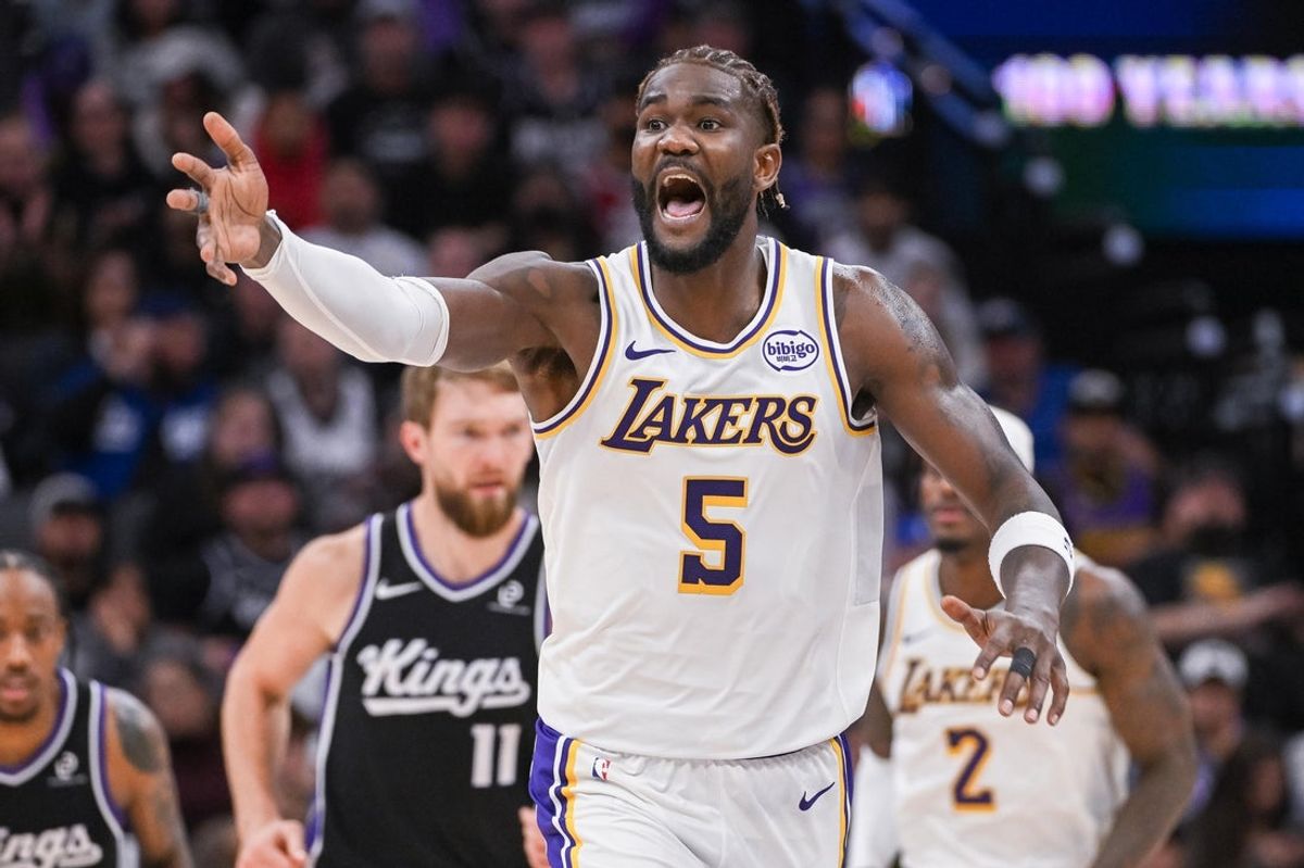 26 de outubro de 2025; Sacramento, Califórnia, EUA; O pivô do Los Angeles Lakers, Deandre Ayton (5), reage a uma ligação durante o quarto período do jogo contra o Sacramento Kings no Golden 1 Center. Crédito obrigatório: Ed Szczepanski-Imagn Images