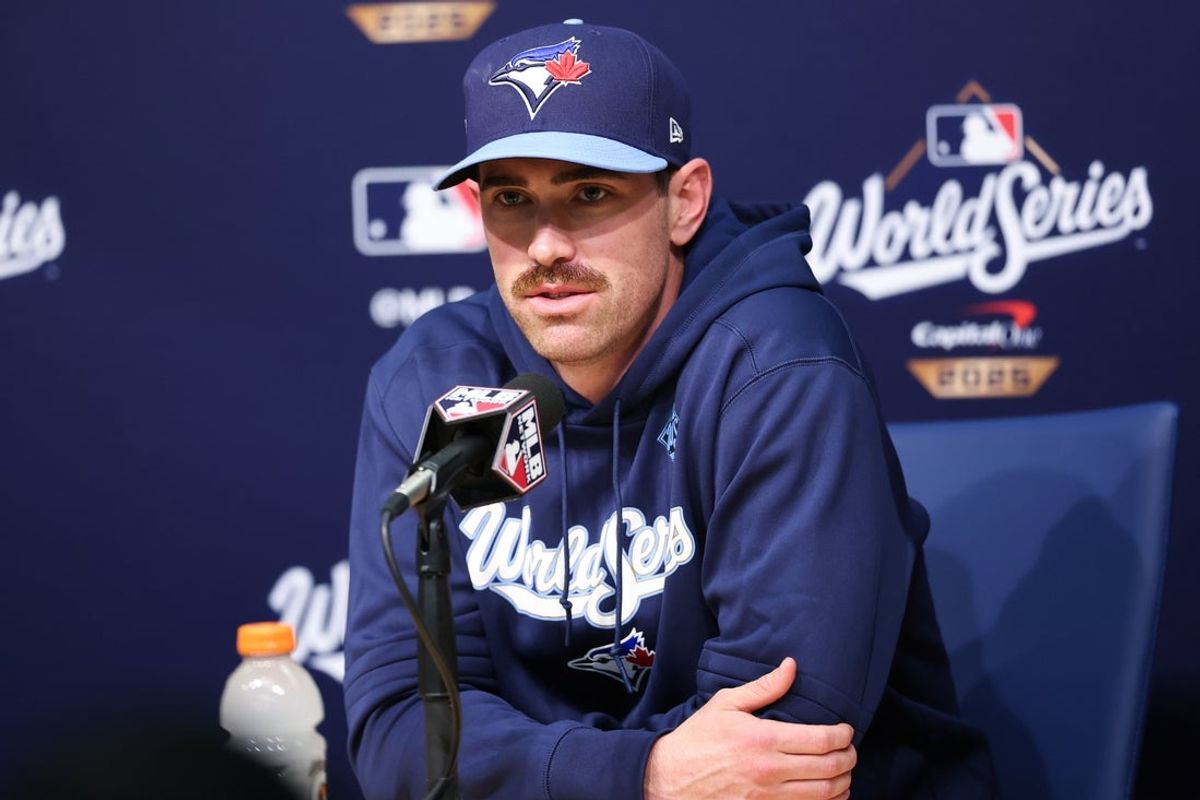 28 de outubro de 2025; Los Angeles, Califórnia, EUA; O arremessador do Toronto Blue Jays, Shane Bieber (57), fala na coletiva de imprensa pós-jogo após o jogo contra o Los Angeles Dodgers durante o quarto jogo da 2025 MLB World Series no Dodger Stadium. Crédito obrigatório: Imagens Kiyoshi Mio-Imagn