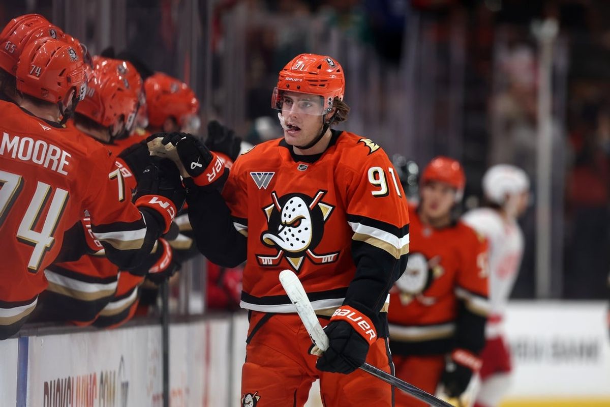 Oct 31, 2025; Anaheim, California, USA;  Anaheim Ducks center Leo Carlsson (91) celebrates with teammates after scoring a goal during the first period at Honda Center. Mandatory Credit: Kiyoshi Mio-Imagn Images