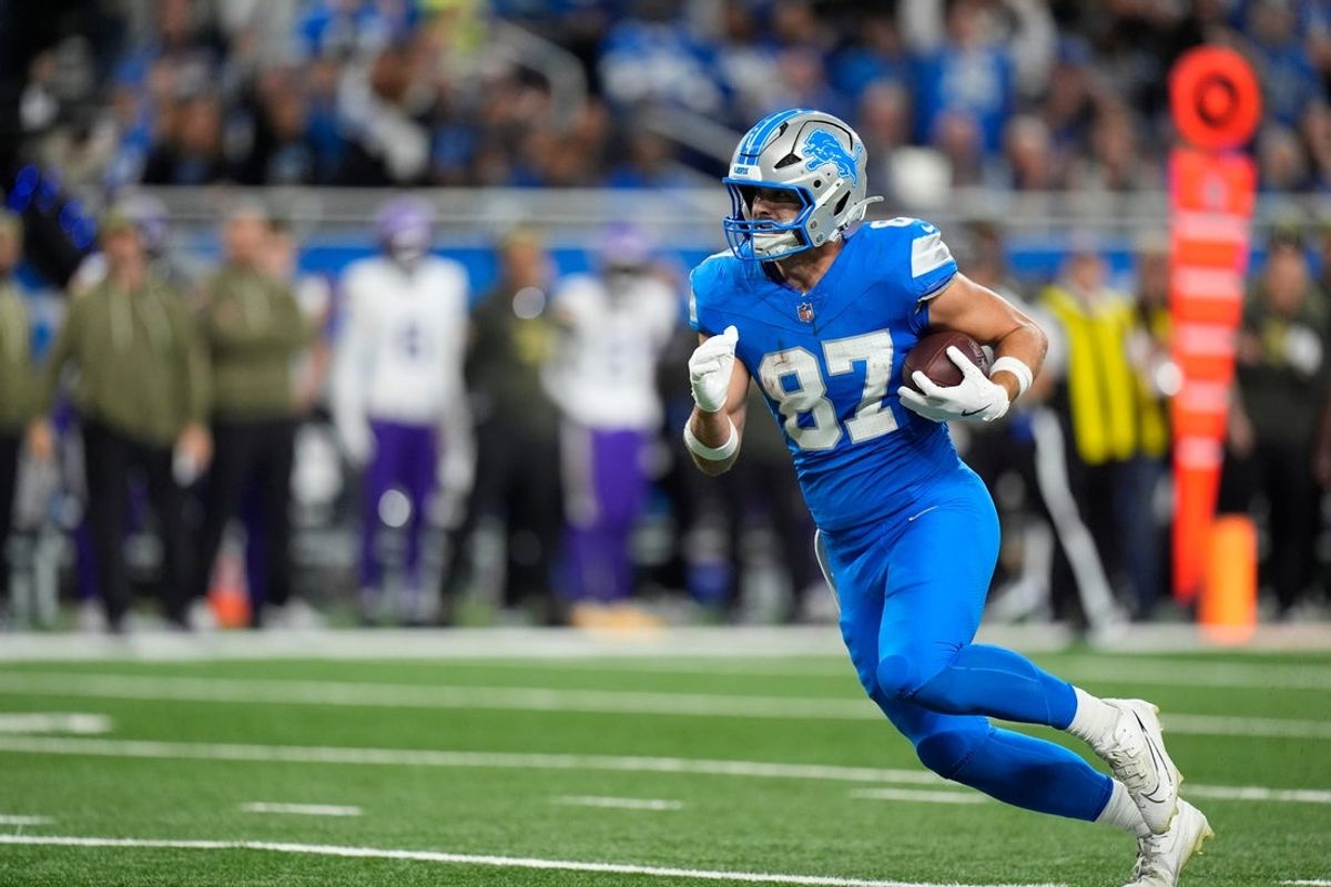 Detroit Lions tight end Sam LaPorta (87) makes a catch against Minnesota Vikings during the first half at Ford Field in Detroit on Sunday, November 2, 2025.