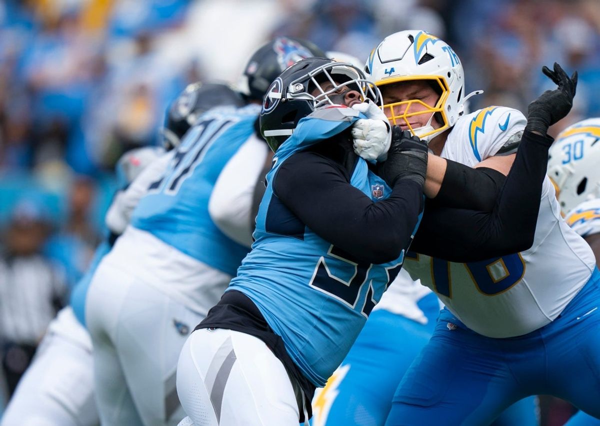 Tennessee linebacker Cedric Gray (33) and Los Angeles offensive tackle Joe Alt (76) battle during their game at Nissan Stadium in Nashville, Tenn., Sunday, Nov. 2, 2025.