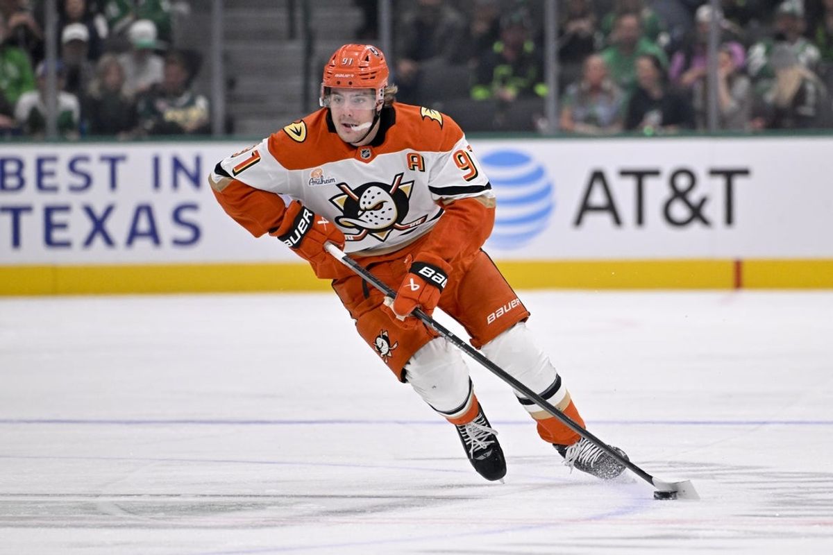 Nov 6, 2025; Dallas, Texas, USA; Anaheim Ducks center Leo Carlsson (91) skates against the Dallas Stars during the first period at the American Airlines Center. Mandatory Credit: Jerome Miron-Imagn Images