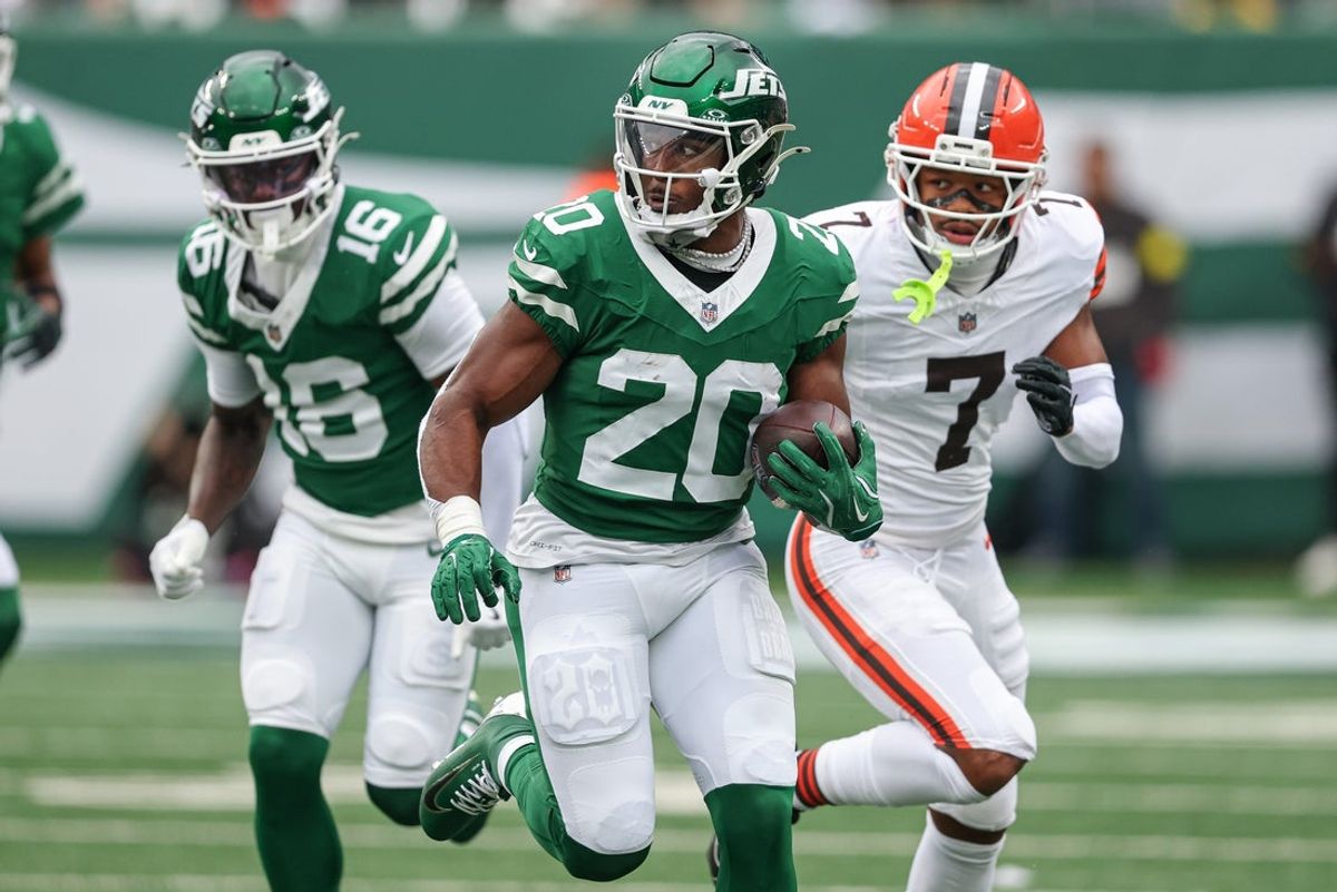 Nov 9, 2025; East Rutherford, New Jersey, USA; New York Jets running back Breece Hall (20) carries the ballduring the first half against the Cleveland Browns at MetLife Stadium. Mandatory Credit: Vincent Carchietta-Imagn Images