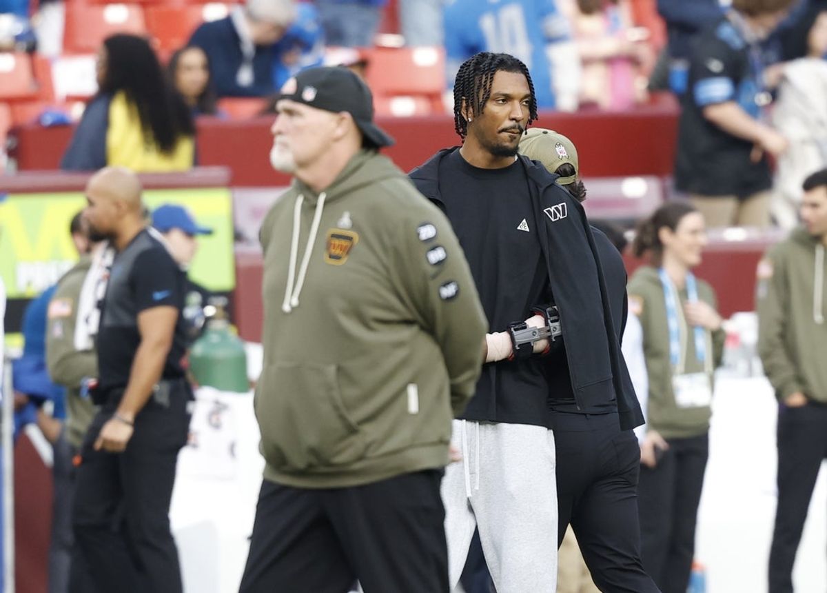 Nov 9, 2025; Landover, Maryland, USA; Washington Commanders head coach Dan Quinn stands with quarterback Jayden Daniels (5) on the sidelines during warmups prior to a game against the Detroit Lions at Northwest Stadium. Mandatory Credit: Geoff Burke-Imagn Images