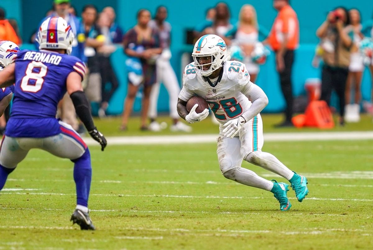 Nov 9, 2025; Miami Gardens, Florida, USA; Miami Dolphins running back De'Von Achane (28) rushes against the Buffalo Bills during the third quarter at Hard Rock Stadium. Mandatory Credit: Jeff Romance-Imagn Images