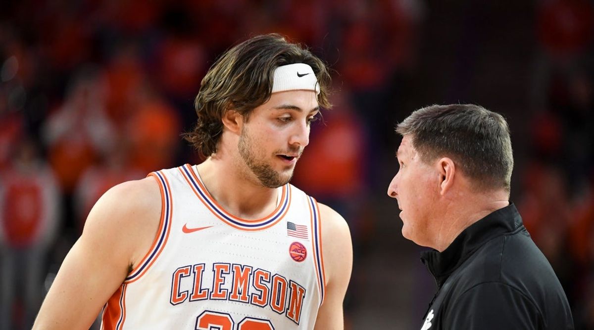 Clemson Tigers center Carter Welling (22) talks to Clemson Tigers head coach Brad Brownell Tuesday, Nov. 11, 2025, during the NCAA men’s basketball game against the Morehead State Eagles at Littlejohn Coliseum in Clemson, South Carolina. Clemson Tigers won 83-56.