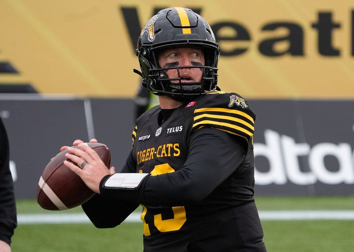 8 de novembro de 2025; Hamilton, Ontário, Canadá; O quarterback do Hamilton Tiger-Cats, Bo Levi Mitchell (19), lança um passe durante o aquecimento antes do início da Final Leste contra o Montreal Alouettes no Hamilton Stadium. Crédito obrigatório: John E. Sokolowski-Imagn Images