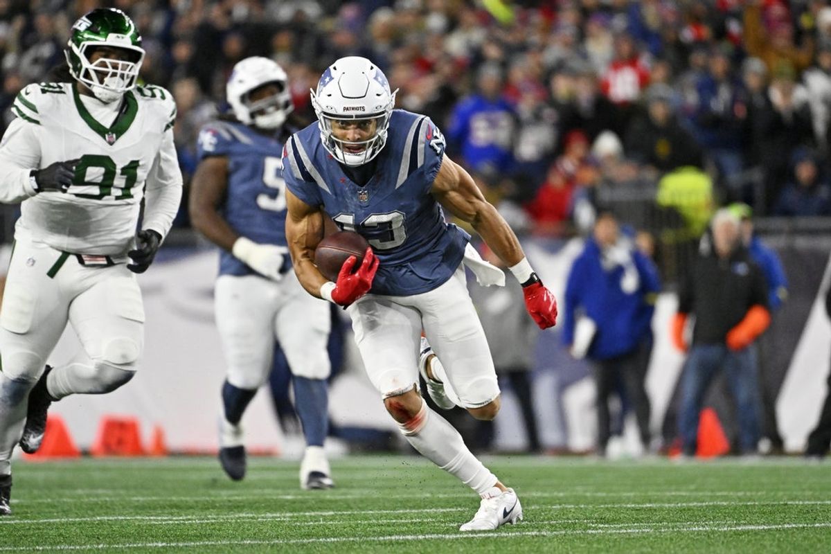 Nov 13, 2025; Foxborough, Massachusetts, USA; New England Patriots quarterback Drake Maye (10) runs the ball during the first half against the New York Jets at Gillette Stadium. Mandatory Credit: Eric Canha-Imagn Images
