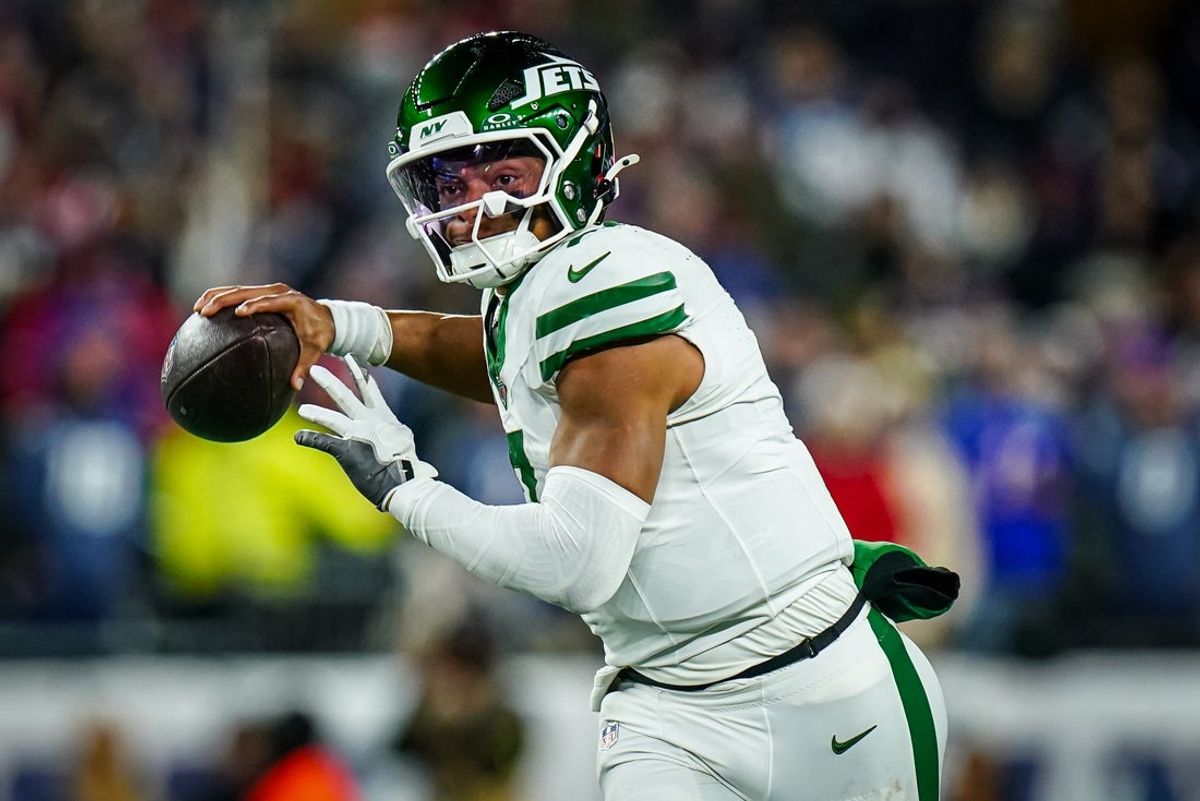Nov 13, 2025; Foxborough, Massachusetts, USA; New York Jets quarterback Justin Fields (7) looks to pass the ball against the New England Patriots in the third quarter at Gillette Stadium. Mandatory Credit: David Butler II-Imagn Images