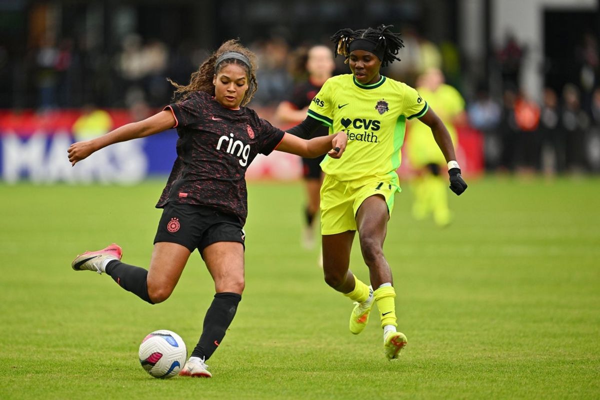 Nov 15, 2025; Washington, District of Columbia, USA;  Portland Thorns defender Isabella Obaze (5) controls the ball while being defended by Washington Spirit forward Gift Monday (21) in the first half at Audi Field. Mandatory Credit: Jamie Sabau-Imagn Images
