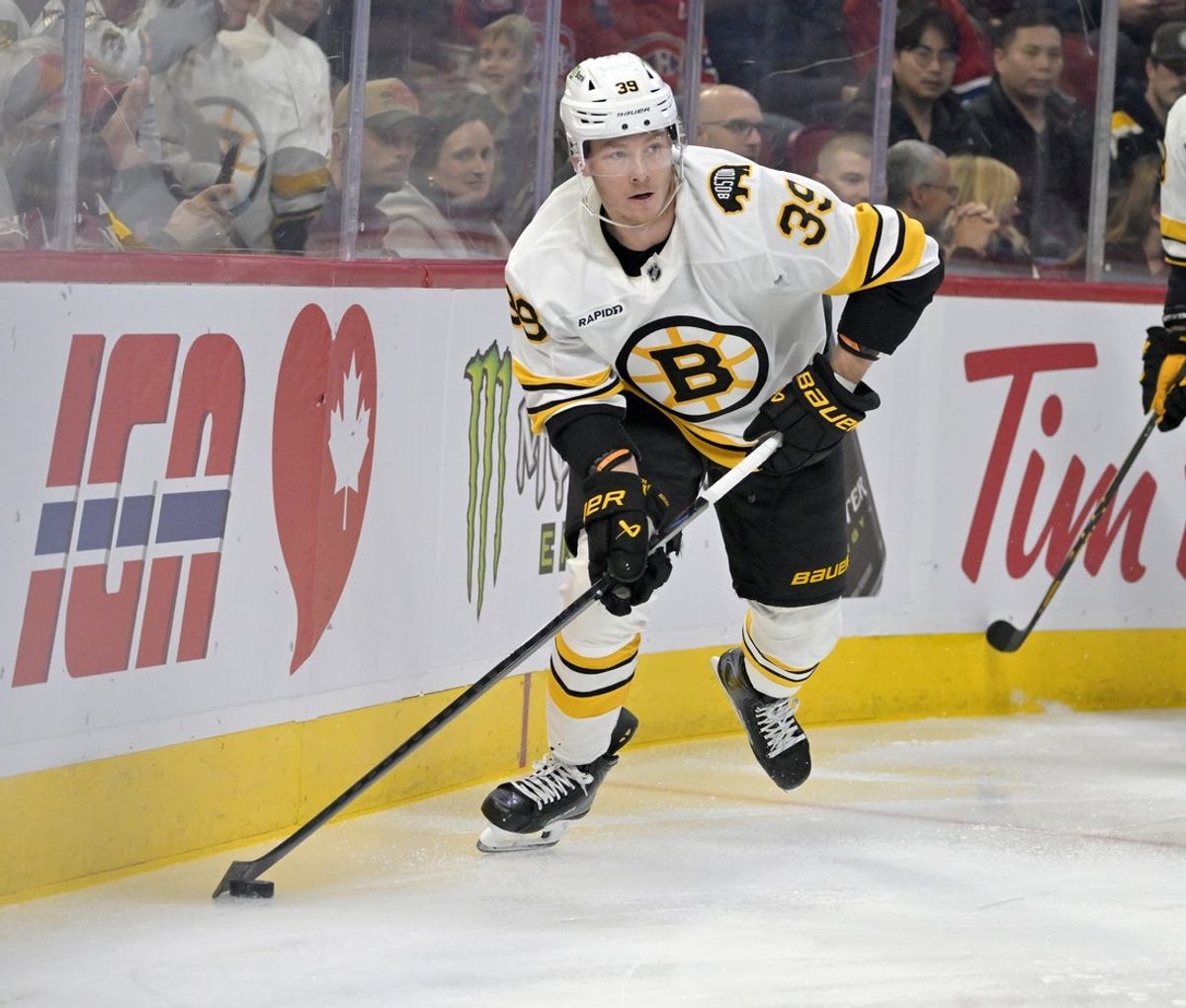 Nov 15, 2025; Montreal, Quebec, CAN; Boston Bruins forward Morgan Geekie (39) plays the puck against the Montreal Canadiens during the first period at the Bell Centre. Mandatory Credit: Eric Bolte-Imagn Images