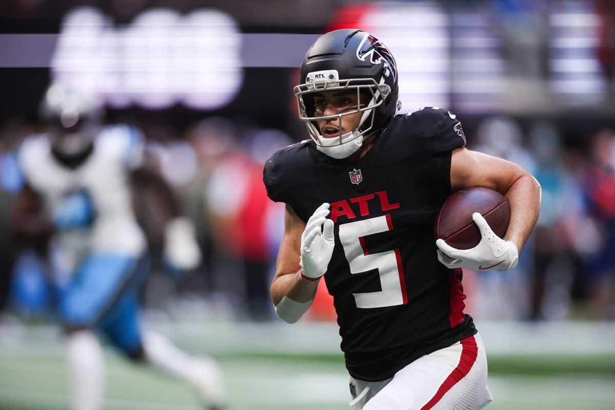 Nov 16, 2025; Atlanta, Georgia, USA; Atlanta Falcons wide receiver Drake London (5) runs the ball in the first quarter against the Carolina Panthers at Mercedes-Benz Stadium. Mandatory Credit: Brett Davis-Imagn Images