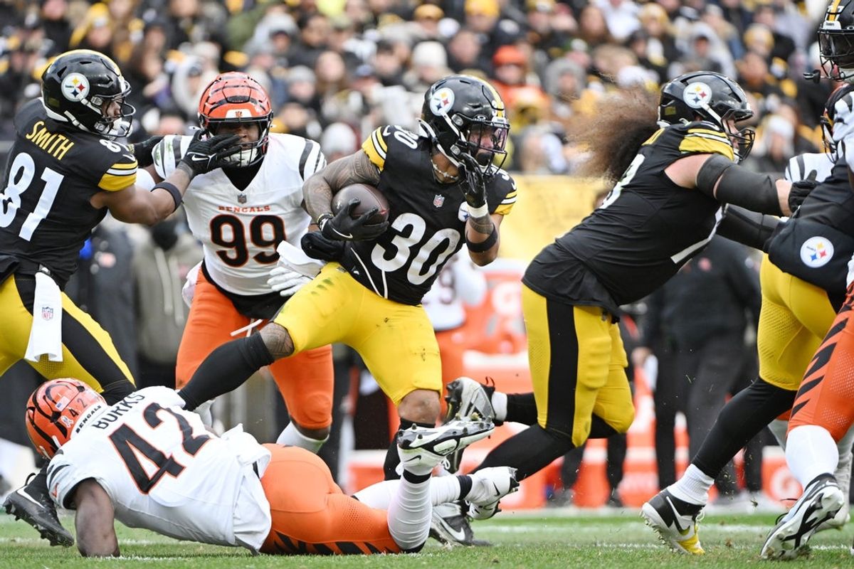 Nov 16, 2025; Pittsburgh, Pennsylvania, USA; Pittsburgh Steelers running back Jaylen Warren (30) runs with the ball against the Cincinnati Bengals during the first half at Acrisure Stadium. Mandatory Credit: Barry Reeger-Imagn Images