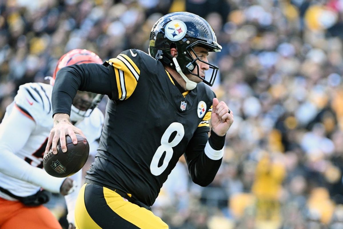 Nov 16, 2025; Pittsburgh, Pennsylvania, USA; Pittsburgh Steelers quarterback Aaron Rodgers (8) runs with the ball against the Cincinnati Bengals during the first half at Acrisure Stadium. Mandatory Credit: Barry Reeger-Imagn Images