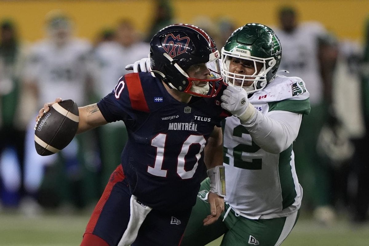 16 de novembro de 2025; Winnipeg, Manitoba, Canadá; O quarterback do Montreal Alouettes, Davis Alexander (10), corre a bola defendida pelo atacante defensivo do Saskatchewan Roughriders, Mike Rose (42), durante o quarto período durante o 112º Grey Cup Championship no Princess Auto Stadium. Crédito obrigatório: John E. Sokolowski-Imagn Images