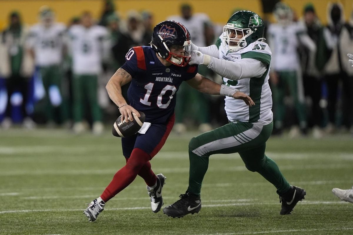 Nov 16, 2025; Winnipeg, Manitoba, Canada;  Montreal Alouettes quarterback Davis Alexander (10) runs the ball defended by Saskatchewan Roughriders defensive lineman Mike Rose (42) during the fourth quarter during the 112th Grey Cup Championship at Princess Auto Stadium. Mandatory Credit: John E. Sokolowski-Imagn Images