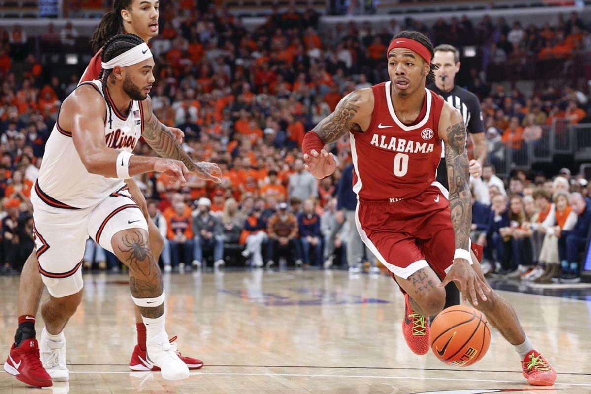 Nov 19, 2025; Chicago, Illinois, USA; Alabama Crimson Tide guard Labaron Philon (0) drives to the basket against Illinois Fighting Illini guard Kylan Boswell (4) during the second half at United Center. Mandatory Credit: Kamil Krzaczynski-Imagn Images