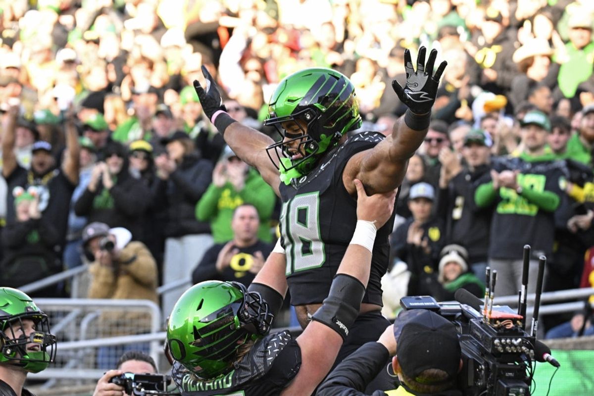 Nov 22, 2025; Eugene, Oregon, USA; Oregon Ducks tight end Kenyon Sadiq (18) celebrates scoring a touch down with teammates during the first half against the Southern California Trojans at Autzen Stadium. Mandatory Credit: Troy Wayrynen-Imagn Images