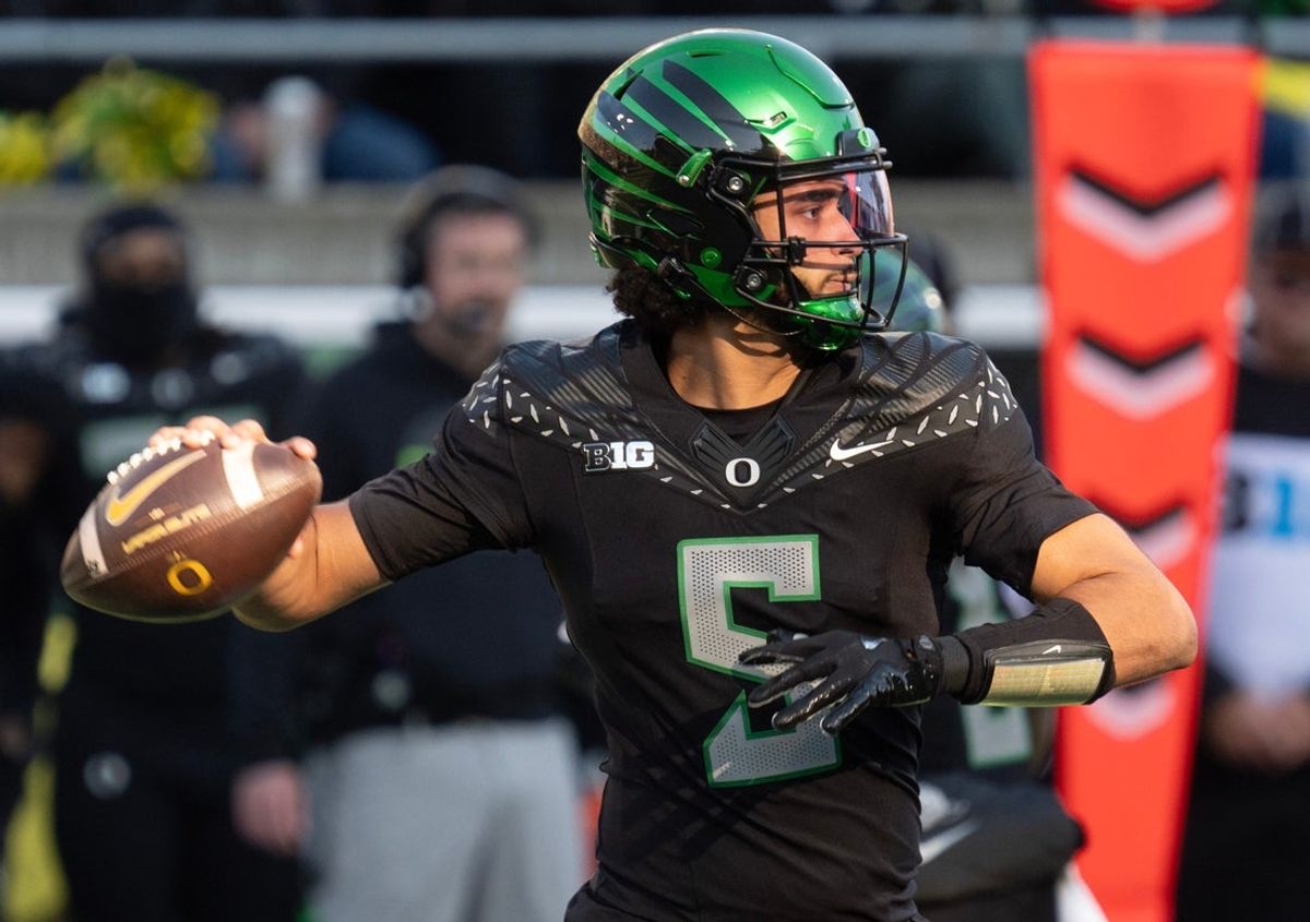 Oregon’s Donte Moore throws downfield against Southern California during the first quarter Nov. 22, 2025.