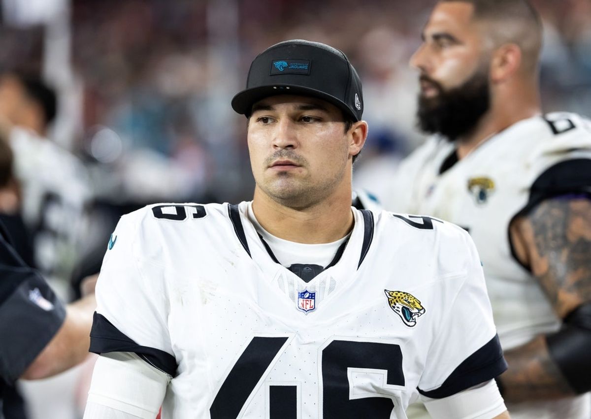 23 de novembro de 2025; Glendale, Arizona, EUA; O long snapper do Jacksonville Jaguars, Ross Matiscik (46), contra o Arizona Cardinals no State Farm Stadium. Crédito obrigatório: Mark J. Rebilas-Imagn Images