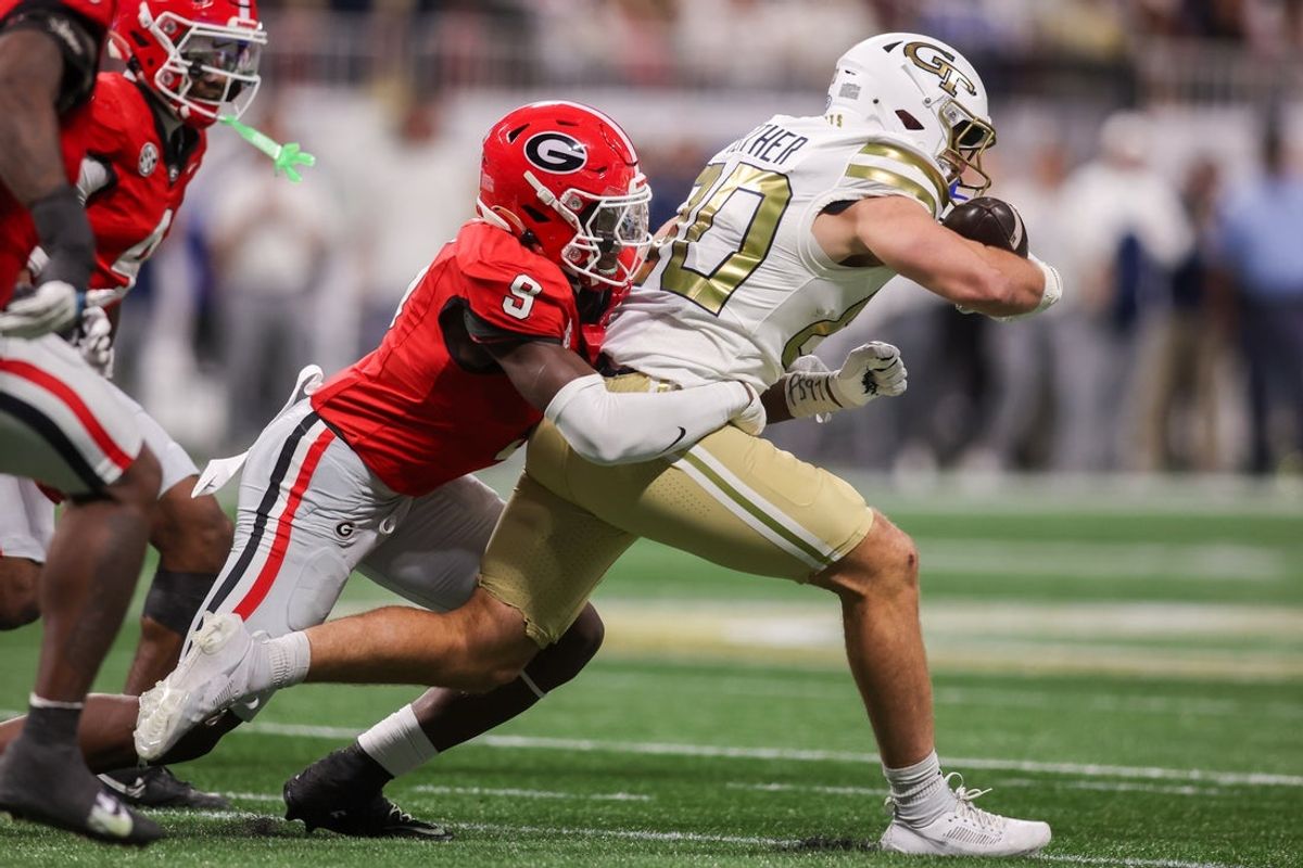 Nov 28, 2025; Atlanta, Georgia, USA; Georgia Bulldogs linebacker Chris Cole (9) tackles Georgia Tech Yellow Jackets tight end Brett Seither (80) in the fourth quarter at Mercedes-Benz Stadium. Mandatory Credit: Brett Davis-Imagn Images