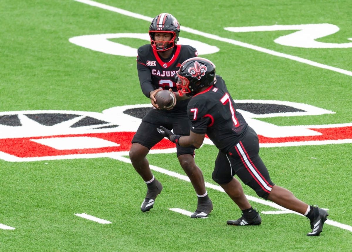 Cajuns Quarterback Lunch Winfield 2 hands off to runningback Bill Davis 7, Louisianas Ragin Cajuns take on the ULM Warhawks. Saturday, Nov. 29, 2025.
