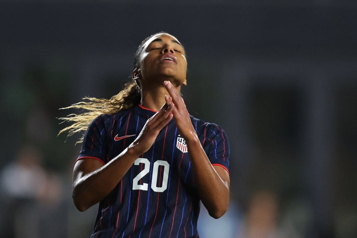 Dec 1, 2025; Fort Lauderdale, Florida, USA; United States forward Catarina Macario (20) reacts after missing a goal opportunity against Italy during the first half at Chase Stadium. Mandatory Credit: Sam Navarro-Imagn Images