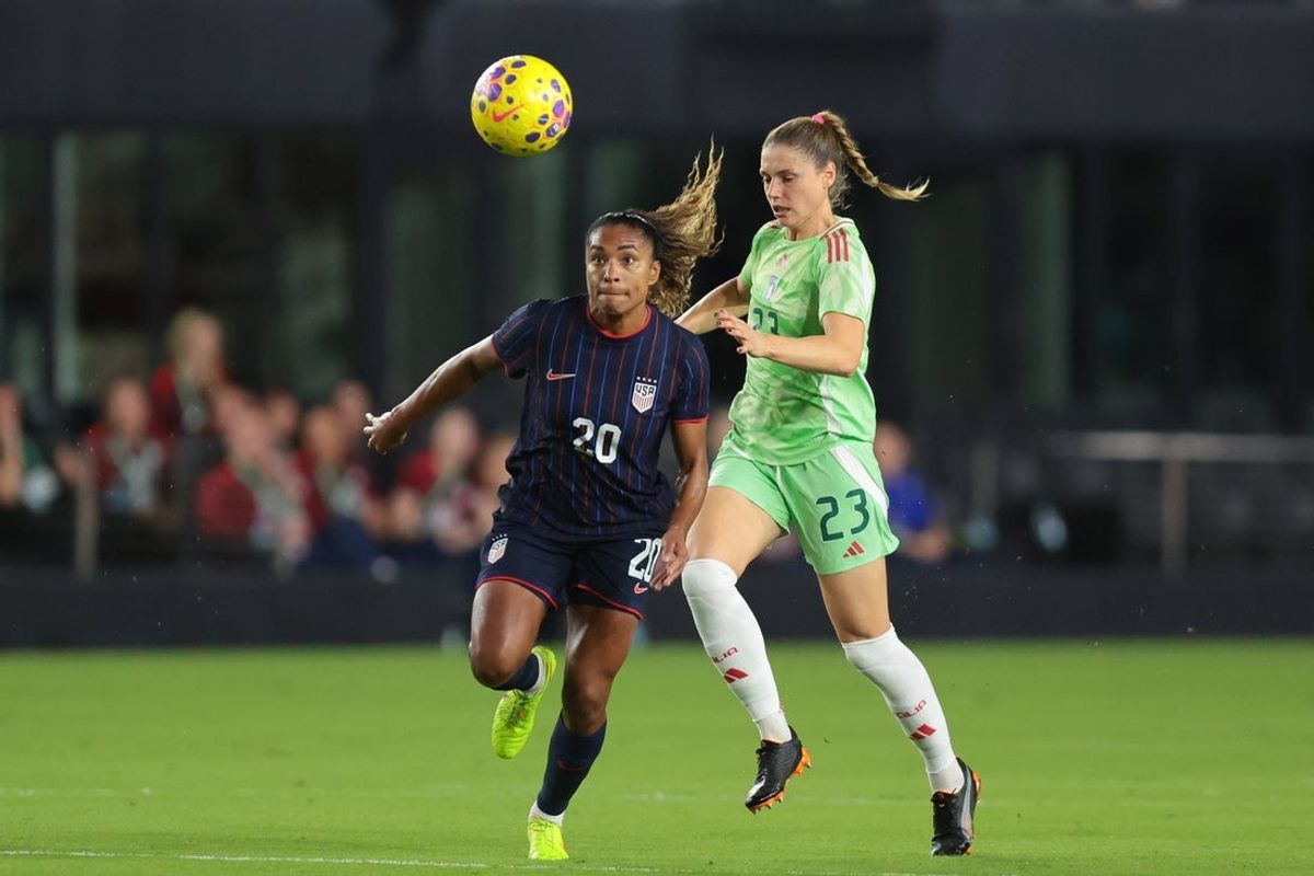 Dec 1, 2025; Fort Lauderdale, Florida, USA; United States forward Catarina Macario (20) dribbles the ball against Italy defender Cecilia Salvai (23) during the first half at Chase Stadium. Mandatory Credit: Sam Navarro-Imagn Images