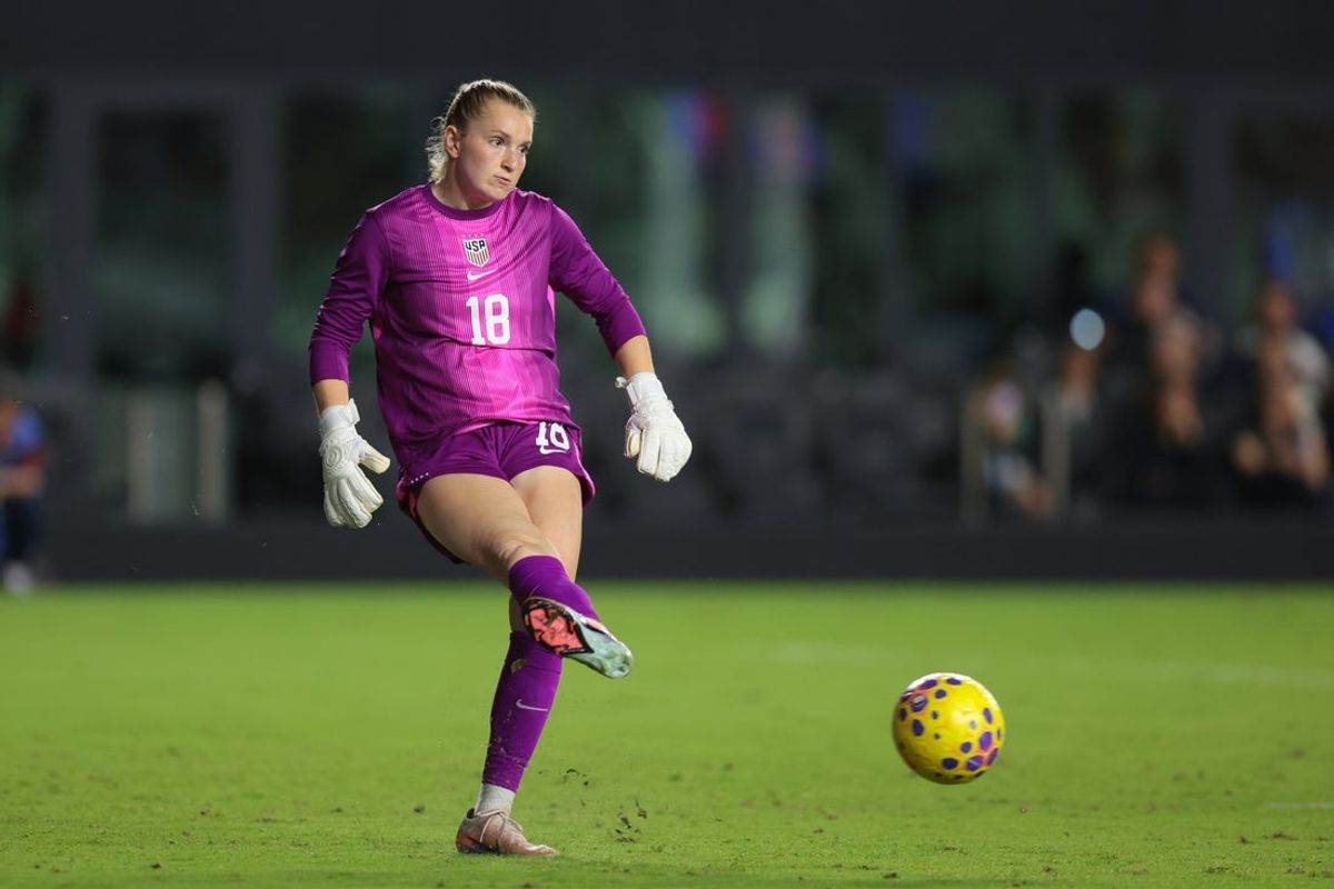 Dec 1, 2025; Fort Lauderdale, Florida, USA; United States goalkeeper Claudia Dickey (18) passes the ball against Italy during the second half at Chase Stadium. Mandatory Credit: Sam Navarro-Imagn Images