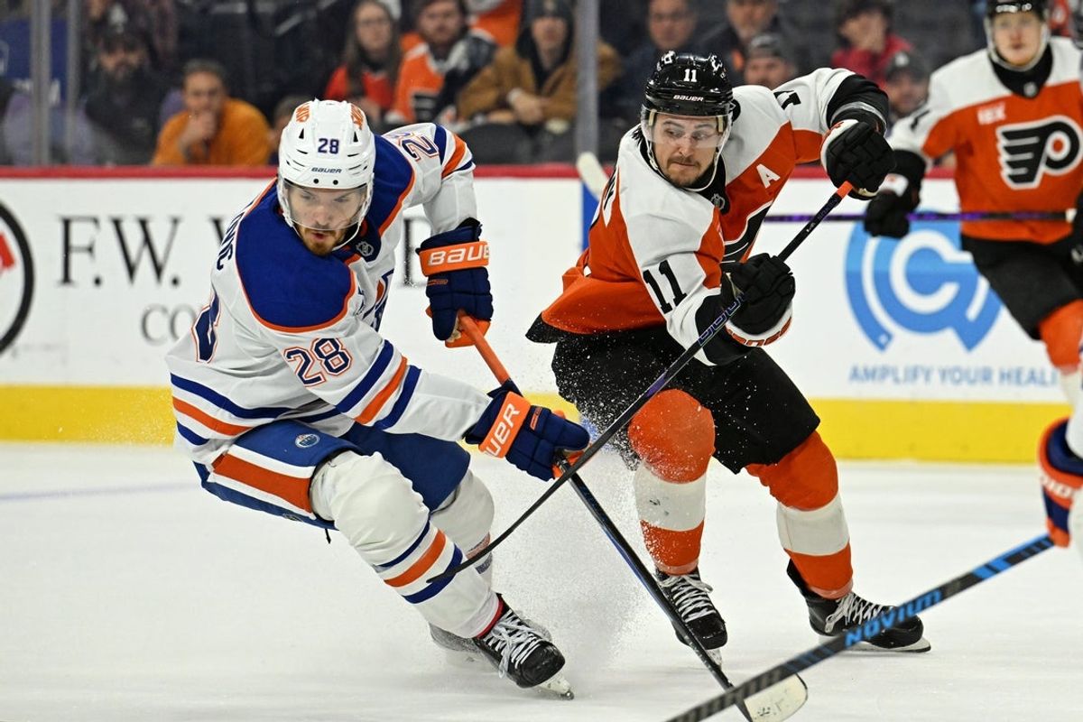 Nov 12, 2025; Philadelphia, Pennsylvania, USA; Edmonton Oilers center Jack Roslovic (28) and Philadelphia Flyers right wing Travis Konecny (11) battle at Xfinity Mobile Arena. Mandatory Credit: Eric Hartline-Imagn Images