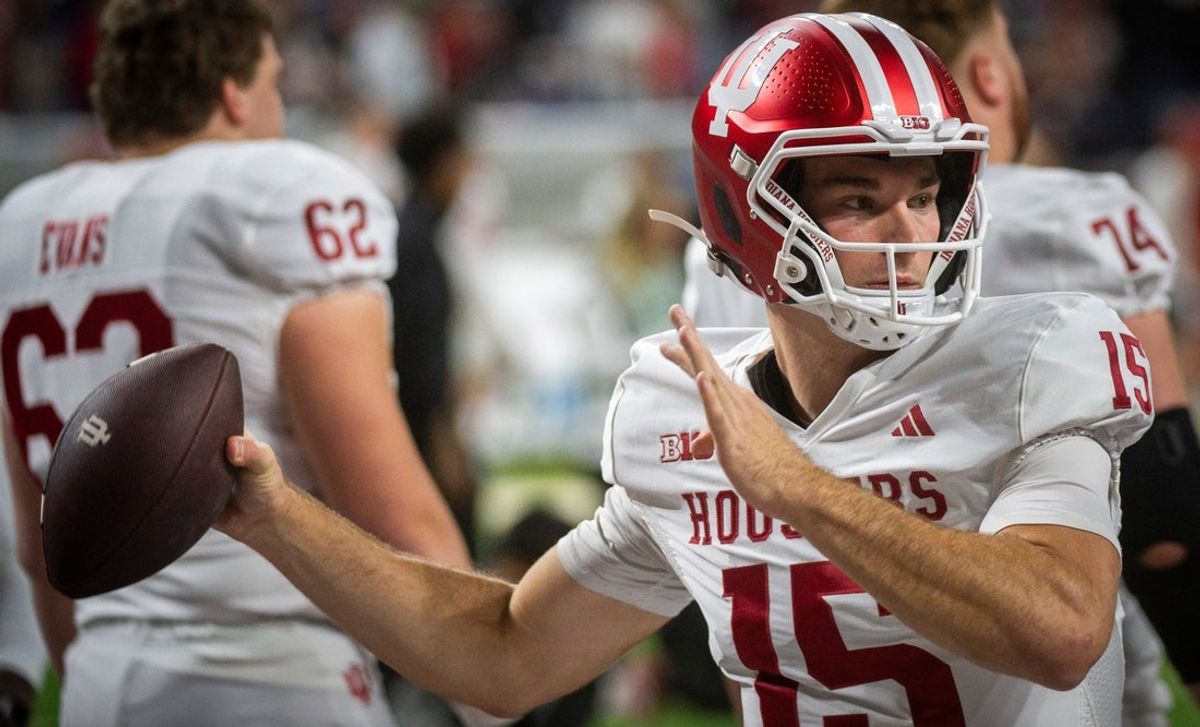 Indiana's Fernando Mendoza (15) gets loose before the Indiana versus Ohio State Big Ten Championship football game at Lucas Oil Stadium on Saturday, Dec. 6, 2025.