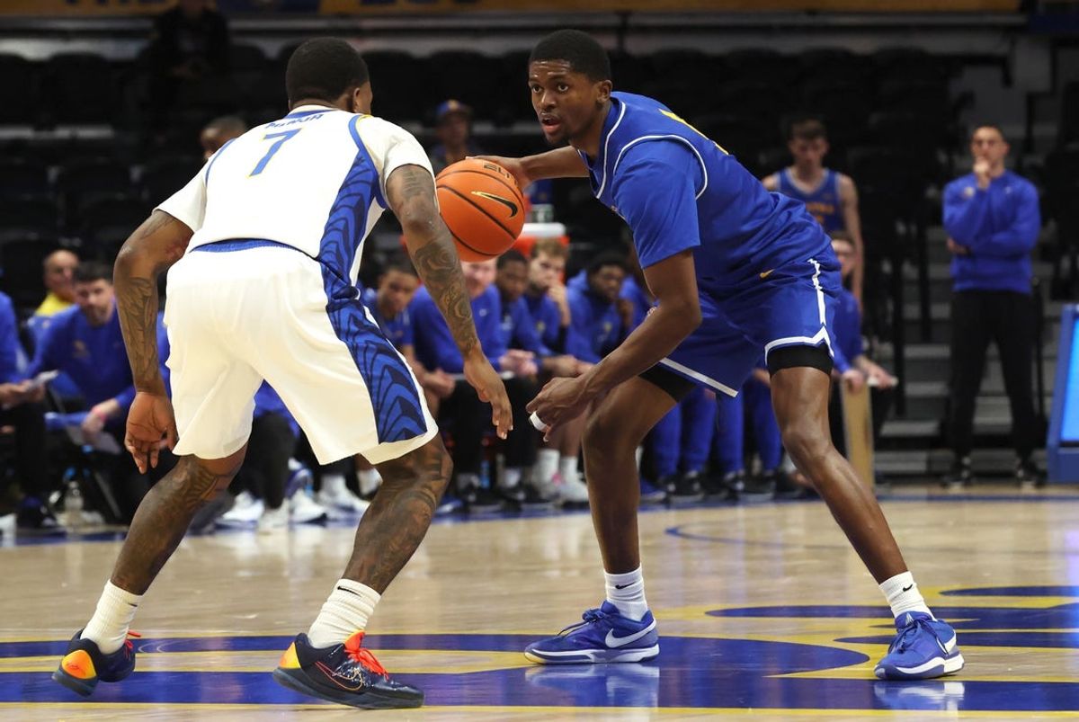 Dec 7, 2025; Pittsburgh, Pennsylvania, USA;  Hofstra Pride guard Cruz Davis (right) handles the ball as Pittsburgh Panthers guard Damarco Minor (7) defends during the first half  at the Petersen Events Center. Mandatory Credit: Charles LeClaire-Imagn Images
