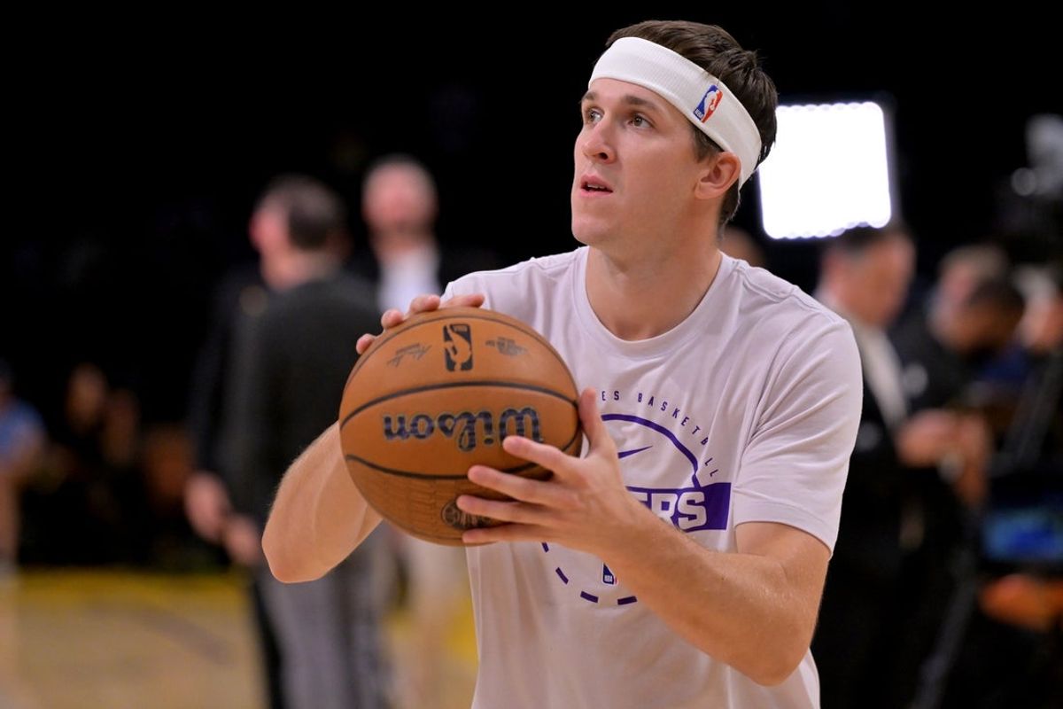 10 de dezembro de 2025; Los Angeles, Califórnia, EUA; O guarda do Los Angeles Lakers, Austin Reaves (15), se aquece antes do jogo contra o San Antonio Spurs na Crypto.com Arena. Crédito obrigatório: Jayne Kamin-Oncea-Imagn Images