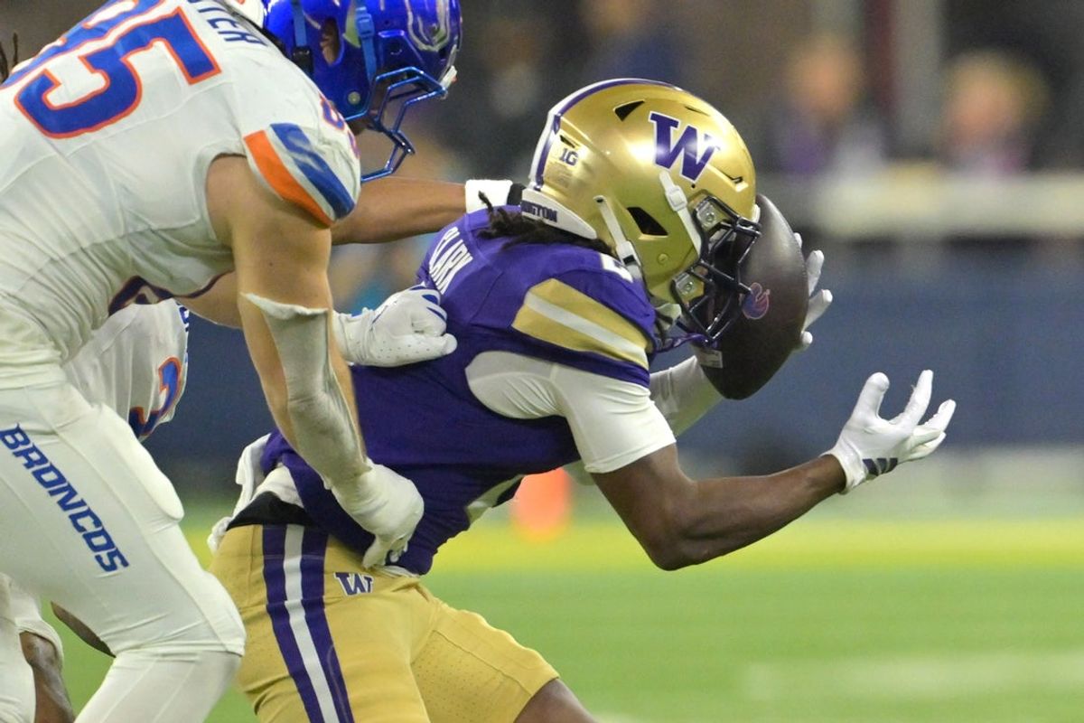 Dec 13, 2025; Inglewood, CA, USA;  Washington Huskies linebacker Xe'Ree Alexander (10) catches the ball for an interception in front of Boise State Broncos tight end Matt Lauter (85) in the first half of the LA Bowl at SoFi Stadium. Mandatory Credit: Jayne Kamin-Oncea-Imagn Images