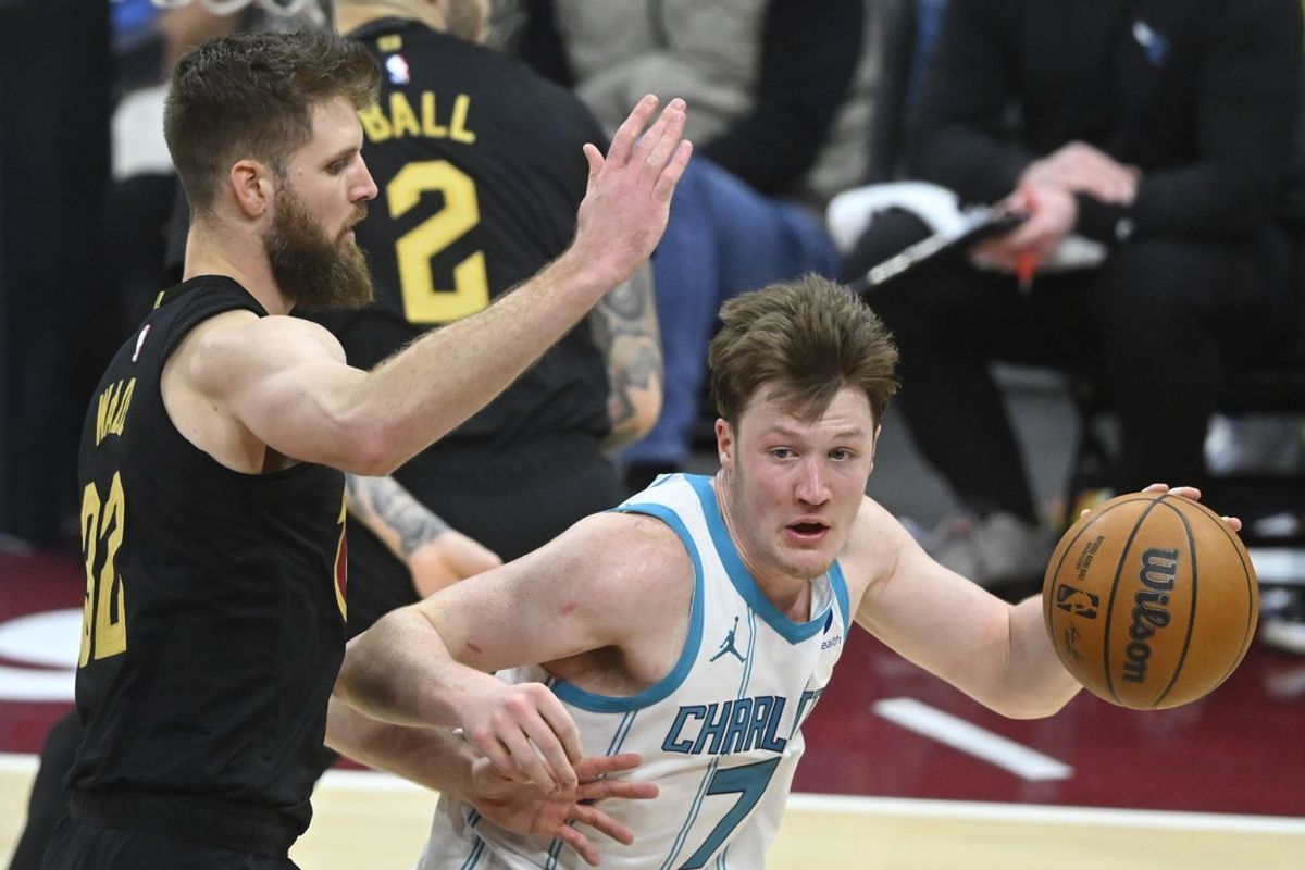 Dec 14, 2025; Cleveland, Ohio, USA; Charlotte Hornets guard Kon Knueppel (7) dribbles beside Cleveland Cavaliers forward Dean Wade (32) in the fourth quarter at Rocket Arena. Mandatory Credit: David Richard-Imagn Images