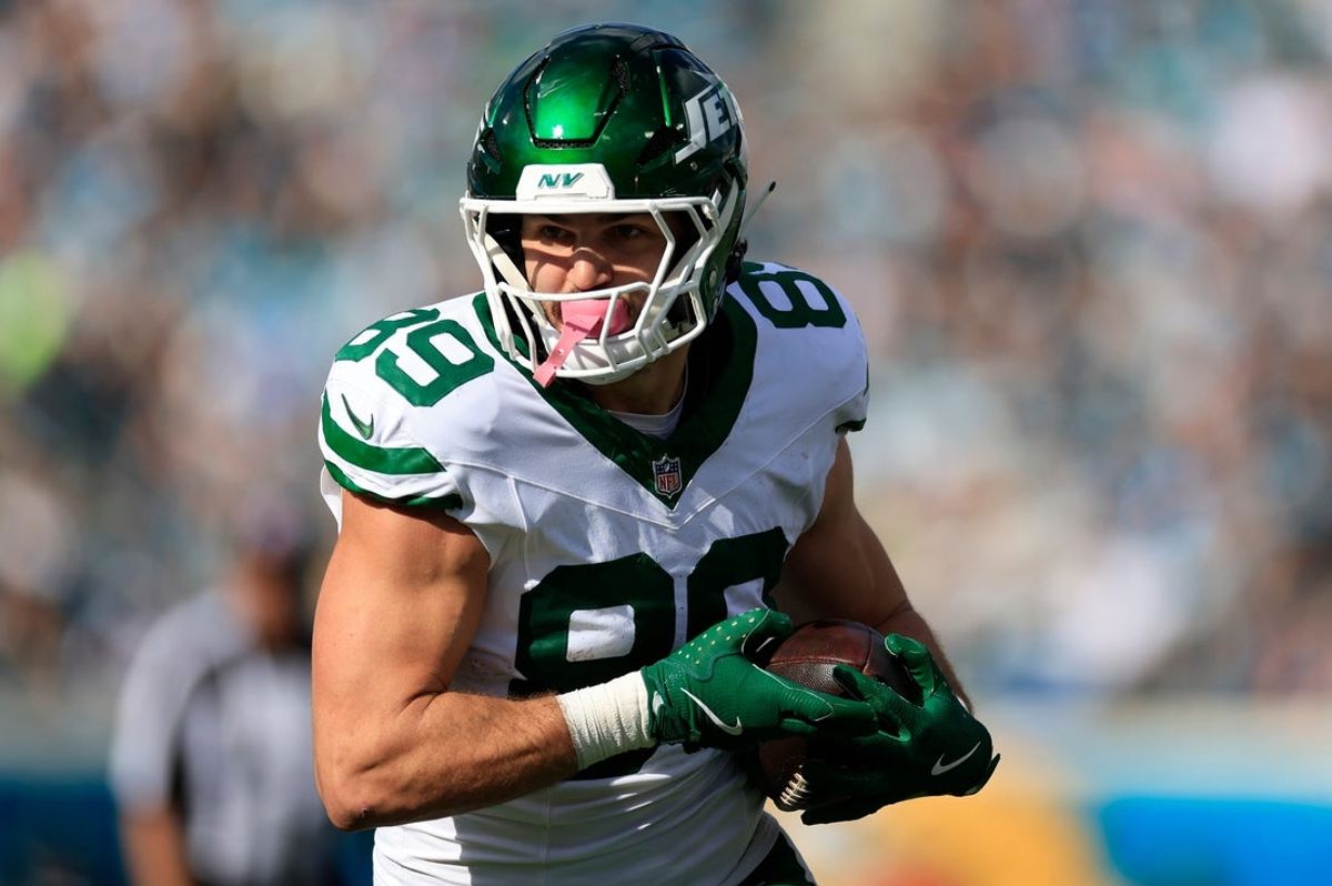 New York Jets tight end Jeremy Ruckert (89) rushes for yards during the second quarter of an NFL football matchup at EverBank Stadium, Sunday, Dec. 14, 2025, in Jacksonville, Fla. The Jaguars defeated the Jets 48-20. [Corey Perrine/Florida Times-Union]