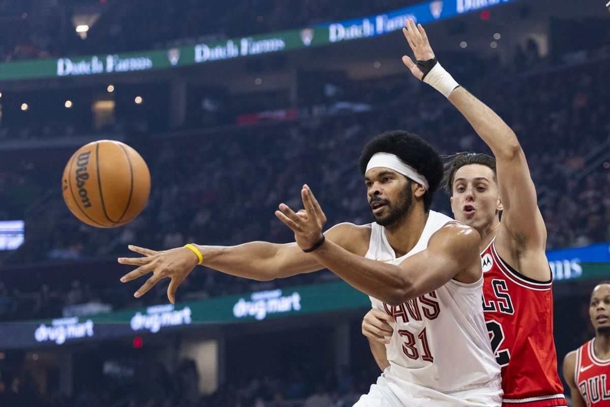 Dec 19, 2025; Cleveland, Ohio, USA; Cleveland Cavaliers center Jarrett Allen (31) passes the ball as Chicago Bulls forward Zach Collins (12) covers him during the first quarter at Rocket Arena. Mandatory Credit: Scott Galvin-Imagn Images