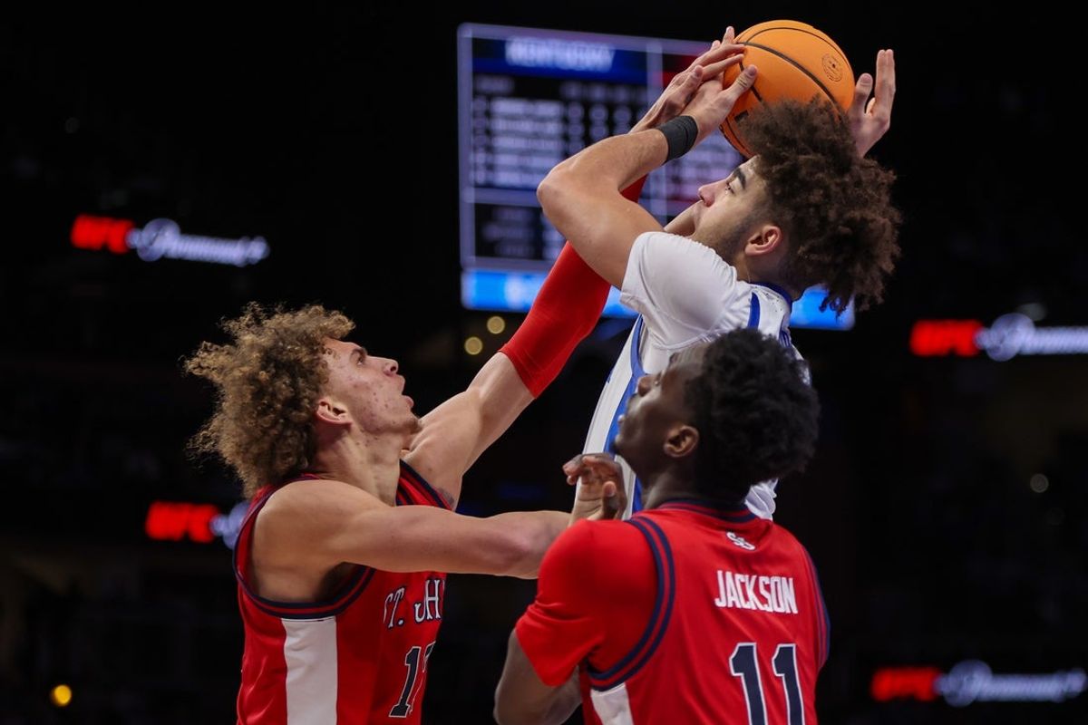 Dec 20, 2025; Atlanta, Georgia, USA; St. John Red Storm forward Ruben Prey (17) defends Kentucky Wildcats center Malachi Moreno (24) in the first half at State Farm Arena. Mandatory Credit: Brett Davis-Imagn Images