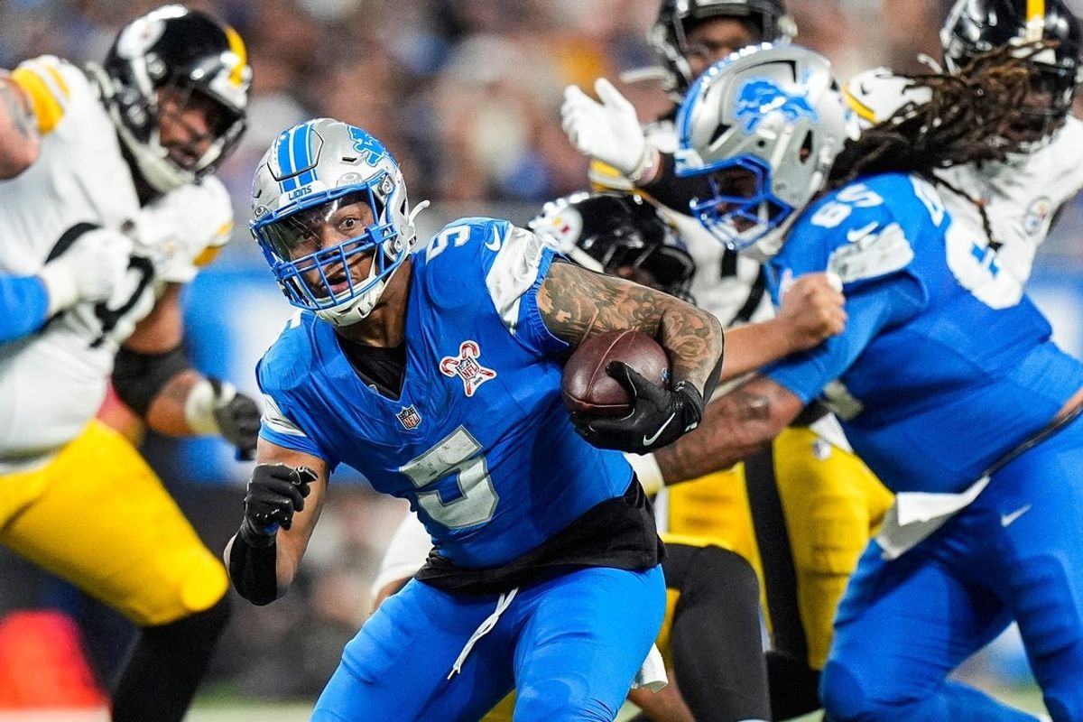 Detroit Lions running back David Montgomery (5) runs against Pittsburgh Steelers during the first half at Ford Field in Detroit on Sunday, Dec. 21, 2025.