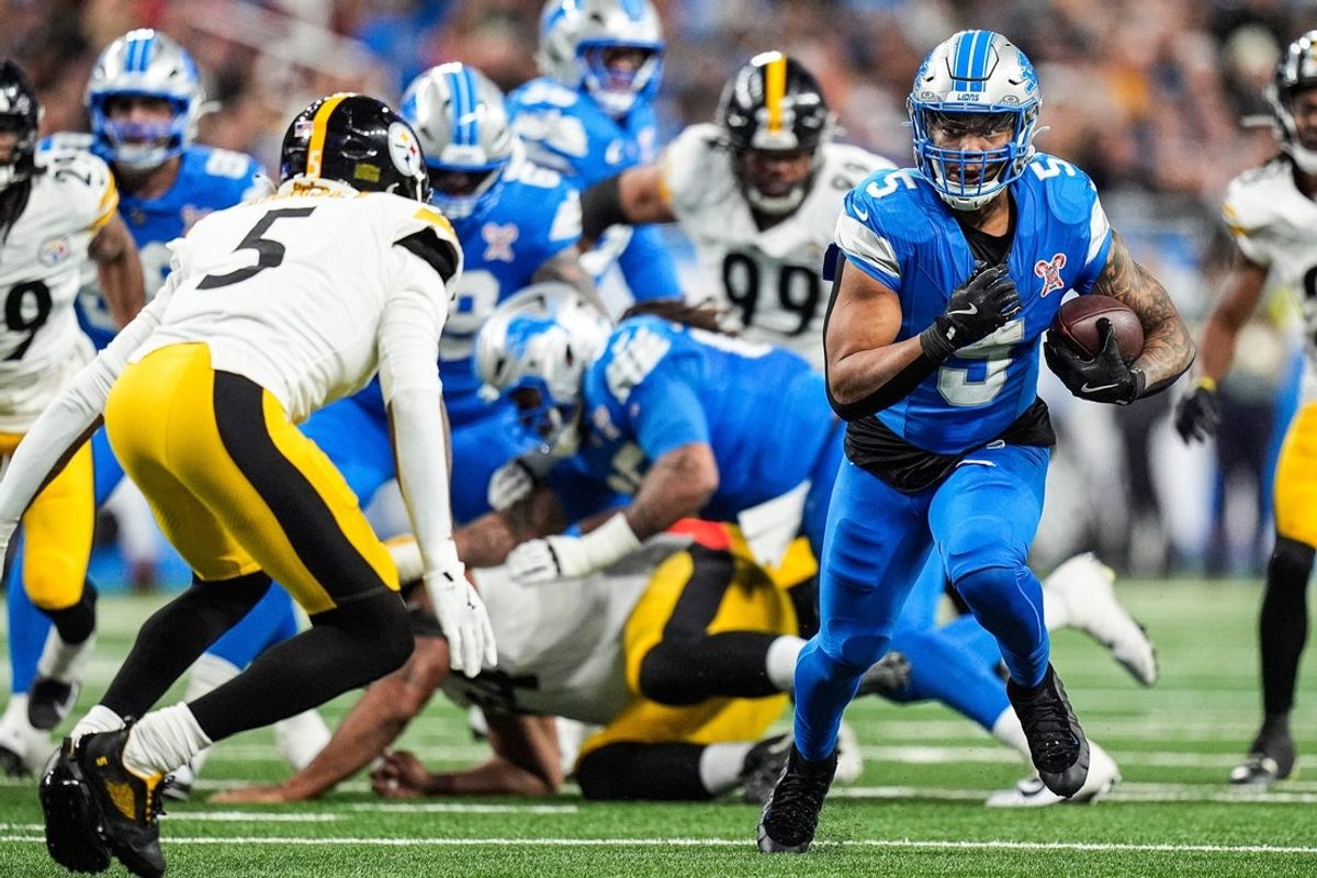 Detroit Lions running back David Montgomery (5) runs against Pittsburgh Steelers during the first half at Ford Field in Detroit on Sunday, Dec. 21, 2025.