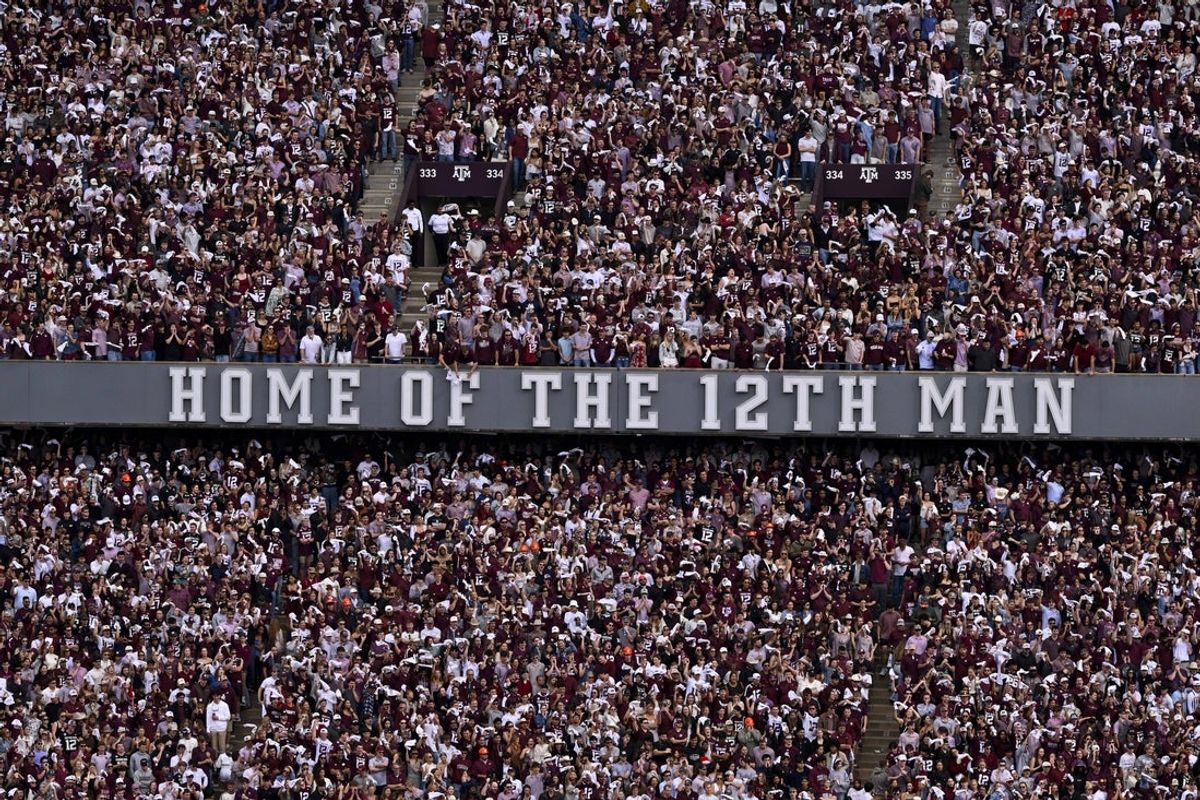 20 de dezembro de 2025; College Station, Texas, EUA; Uma visão dos torcedores e do logotipo do 12º Homem antes do jogo entre os Aggies e os Hurricanes no Kyle Field. Crédito obrigatório: Jerome Miron-Imagn Images